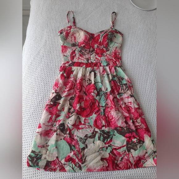 Beautiful floral dress - Picture 2 of 6